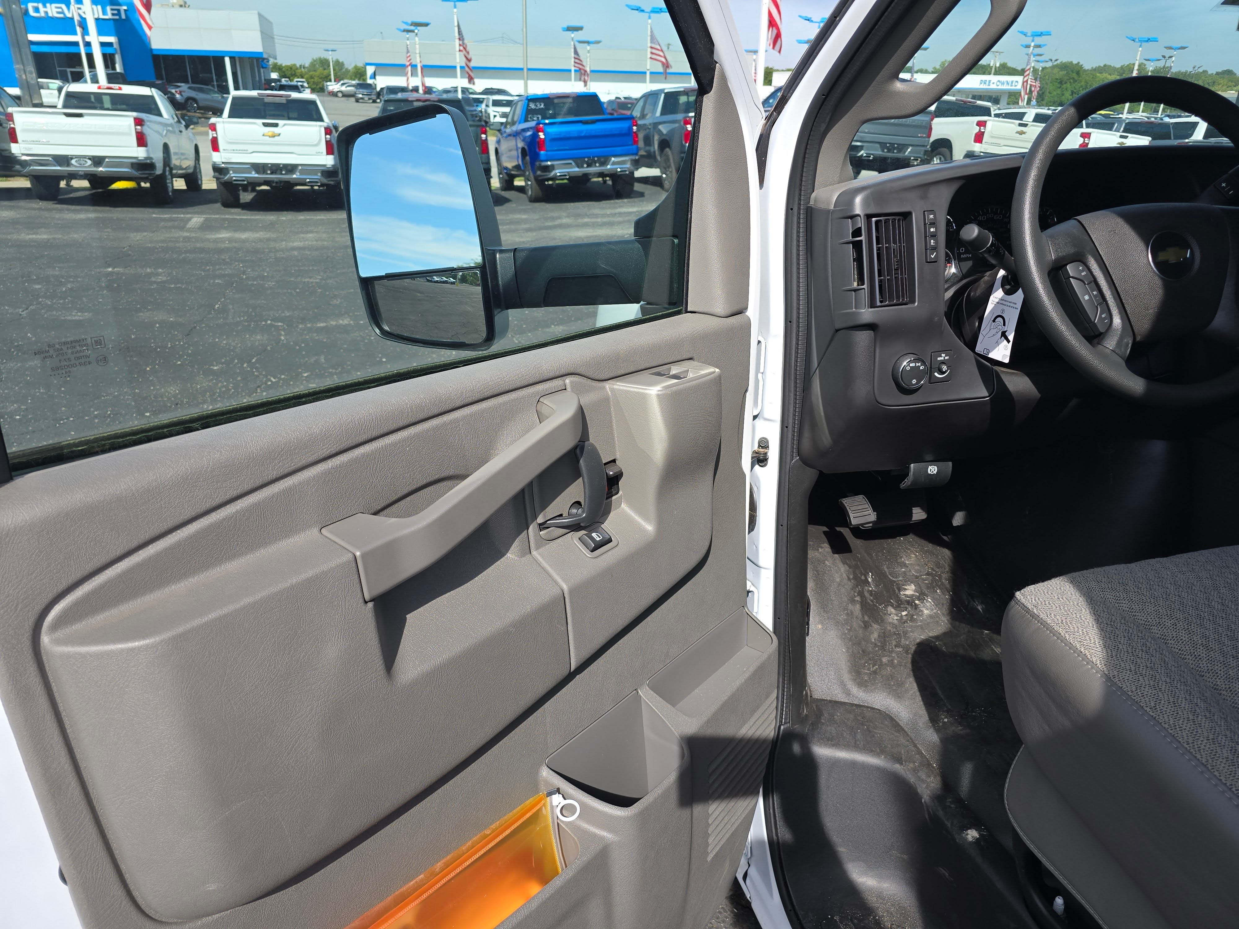 2025 Chevrolet Express Cutaway 3500 1WT