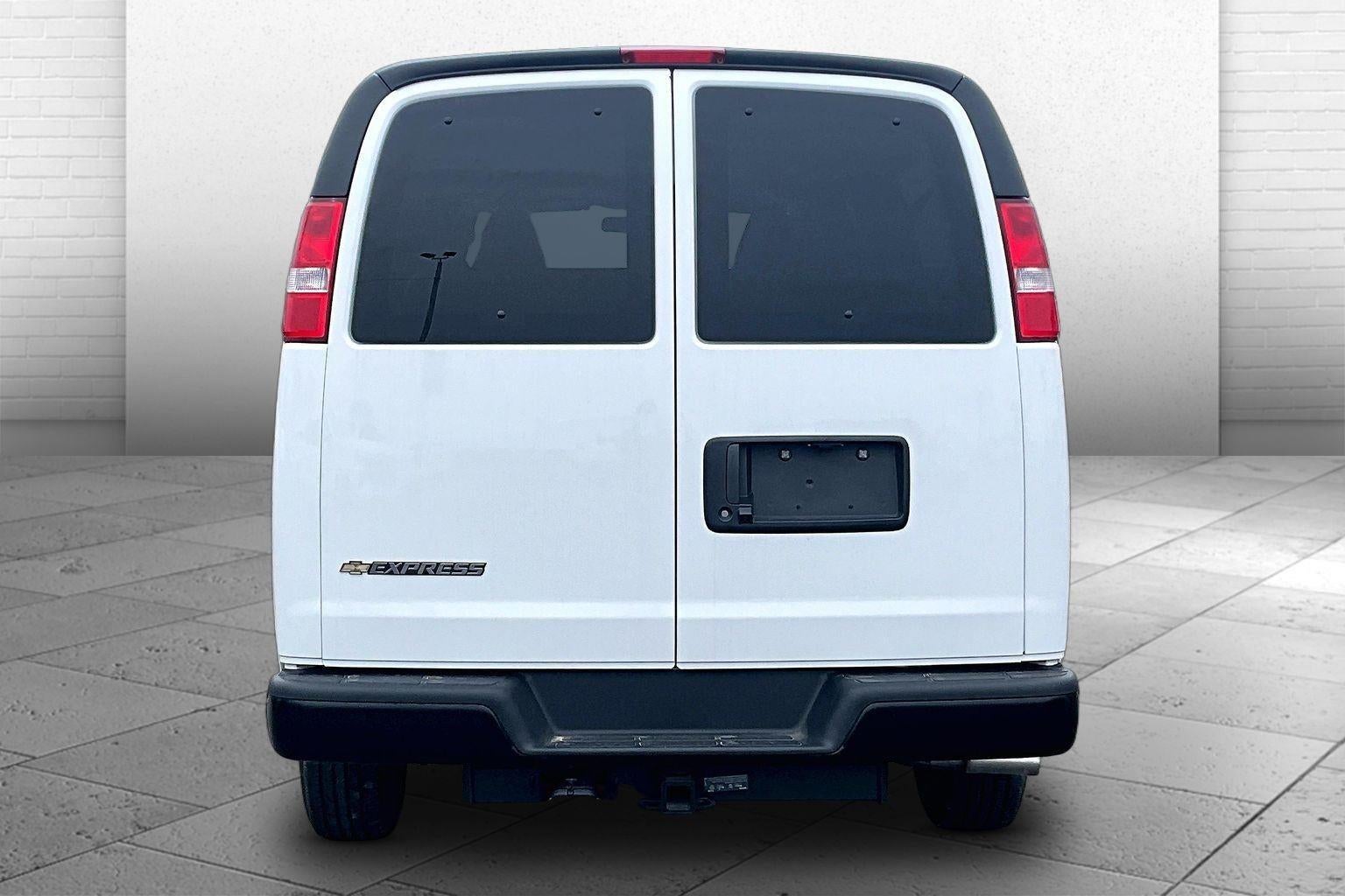 2025 Chevrolet Express Passenger 1LS