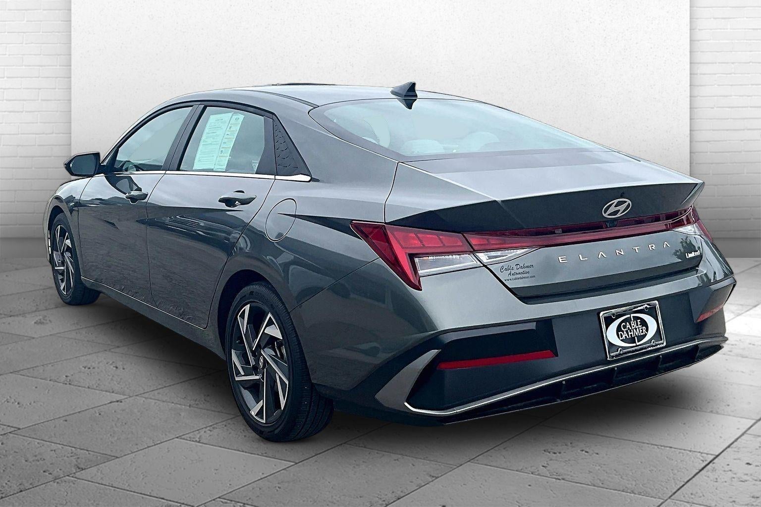 2025 Hyundai Elantra Limited - Photo 11