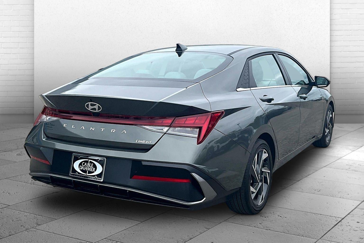 2025 Hyundai Elantra Limited - Photo 13