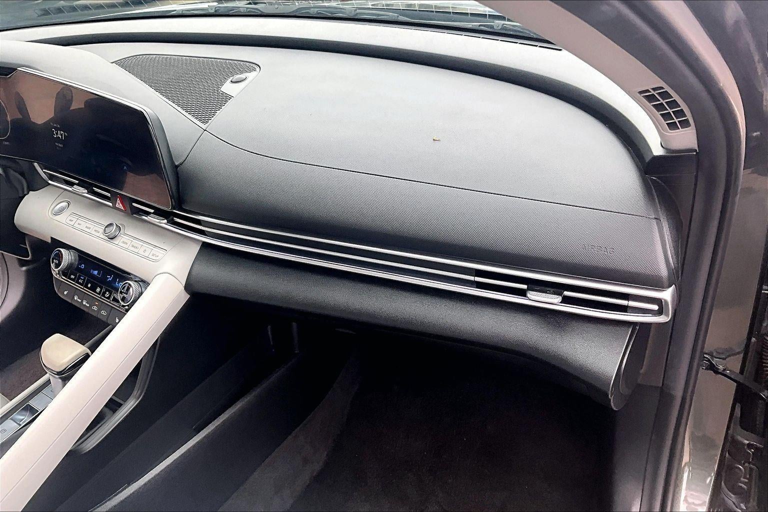 2025 Hyundai Elantra Limited - Photo 16