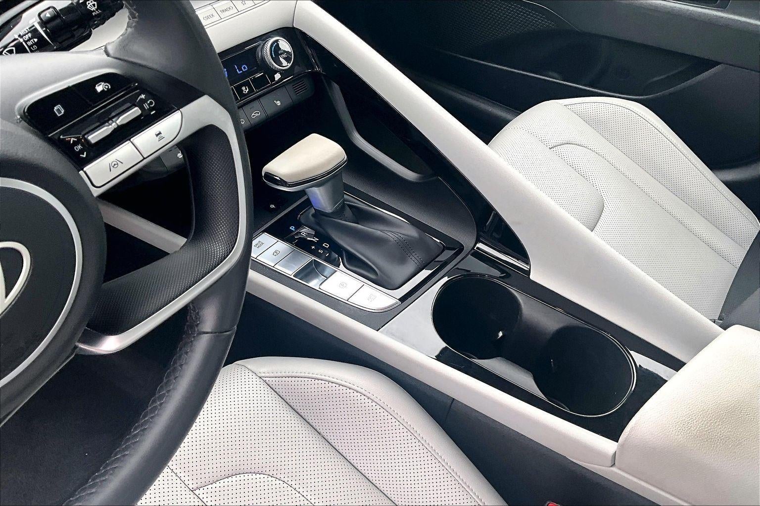 2025 Hyundai Elantra Limited - Photo 17
