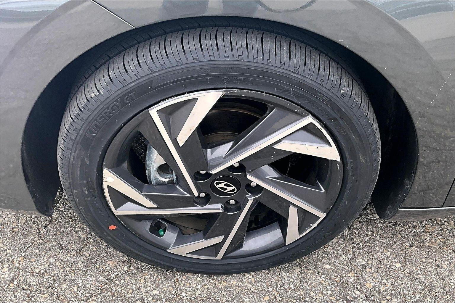 2025 Hyundai Elantra Limited - Photo 9